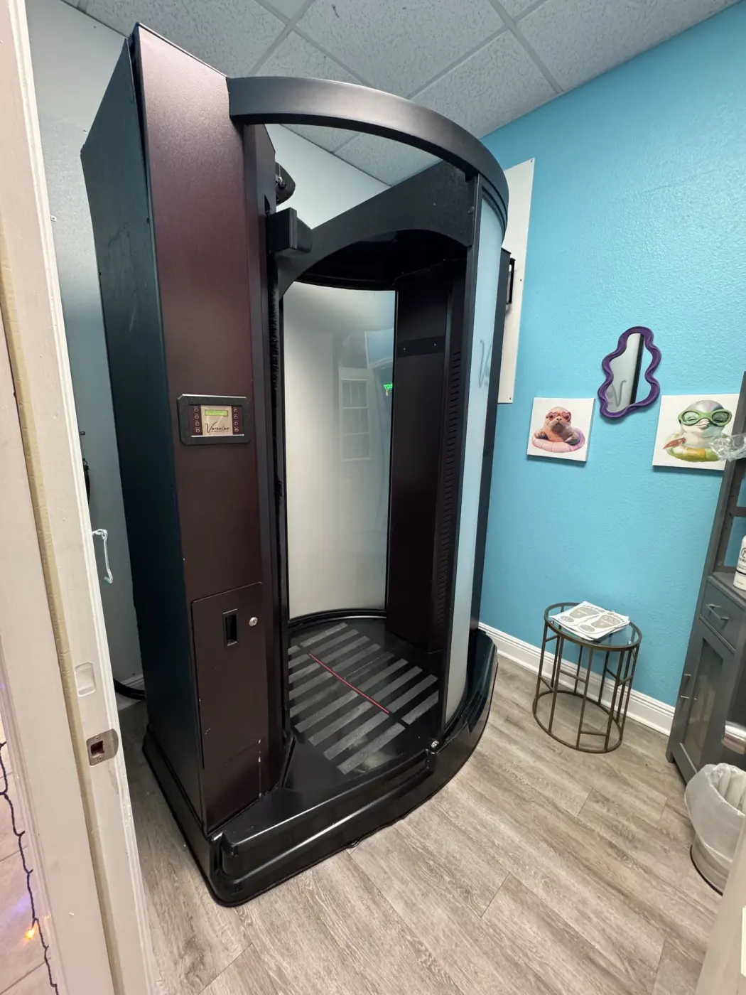 Stand-up spray tanning booth